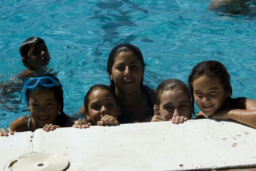 En la piscina.