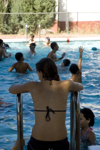 En la piscina.