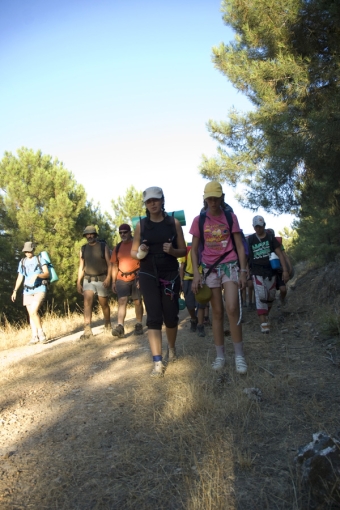 Marcha del grupo de Montañeros hacia el mirador de Castilnegro.