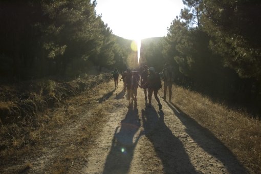 Marcha del grupo de Montañeros hacia el mirador de Castilnegro.