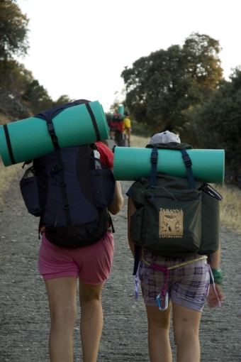 Marcha del grupo de Montañeros hacia el mirador de Castilnegro.