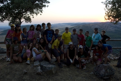 Marcha del grupo de Montañeros hacia el mirador de Castilnegro.