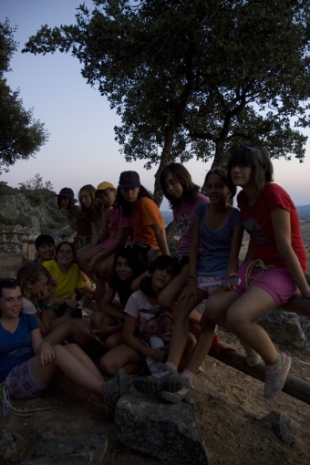 Marcha del grupo de Montañeros hacia el mirador de Castilnegro.