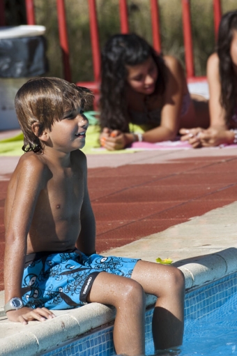 En la piscina.