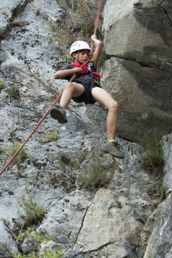 Rapel y escalada del grupo del montañeros.