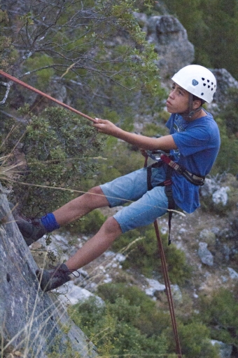 Rapel y escalada del grupo del montañeros.